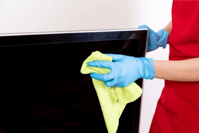 how-to-clean-the-flat-screen-tv-of-your-airbnb