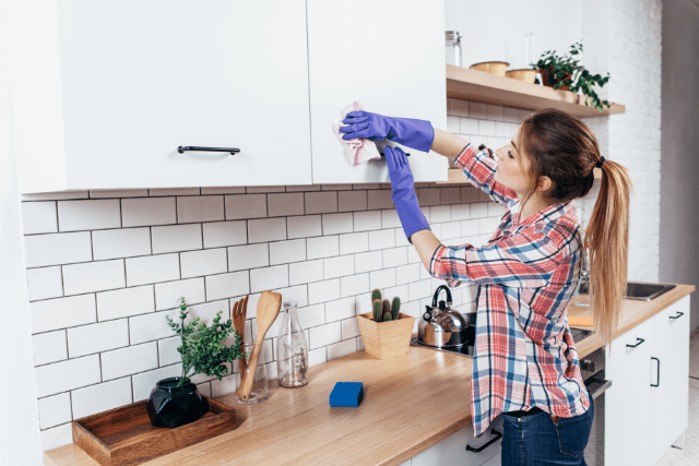 You are currently viewing How To Clean Your Airbnb Kitchen Cabinets